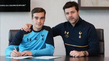 Harry Winks con Pochettino. 