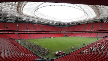 El pelot&oacute;n de la Vuelta a Espa&ntilde;a 2019 rueda por el estadio de San Mam&eacute;s, la casa del Athletic Club de Bilbao, en el inicio de la decimotercera etapa entre Bilbao y Los Machucos.