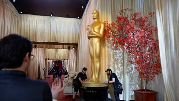 Unos trabajadores ajustan la posición de una decoración inspirada en los Óscar mientras se ponen en marcha los preparativos para la 98.ª ceremonia anual de los Premios de la Academia en Los Ángeles, California, el 14 de marzo de 2026.