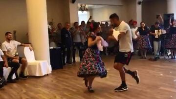 Mauricio Isla sacó la cara por la selección chilena en Alicante. El grupo folclórico “Aries de mi Tierra” presentó un show y el lateral no se lo perdió.