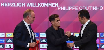 El CEO del Bayern, Karl-Heinz Rummenigge y el director deportivo Hasan Salihamidzic, los encargados de la presentación de Coutinho. 