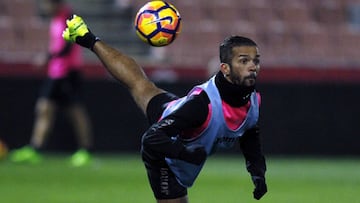 Carcela, haciendo un escorzo durante el entrenamiento de ayer en Los Cármenes.