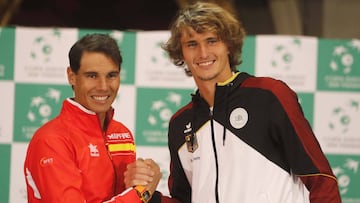 Rafa Nadal y Alexander Zverev posan tras el sorteo de los emparejamientos de cuartos de final de Copa Davis para la eliminatoria que Espa&ntilde;a y Alemania disputar&aacute;n desde este viernes en Valencia.