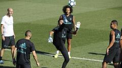 GRA010 MADRID, 19/08/2017.El entrenador del Real Madrid, Zinedine Zidane,iz, y obseva Karin Benzema, Keylor Navas, Marcelo y Casemiro,i-d., durante el entramiento que el equipo realiz&oacute; hoy en la Ciudad Deportiva de Baldebebas de cara al partido de liga que disputar&aacute;n ma&ntilde;ana contra el Deportivo en el estadio de Riazor.EFE/Juan Carlos Hidalgo