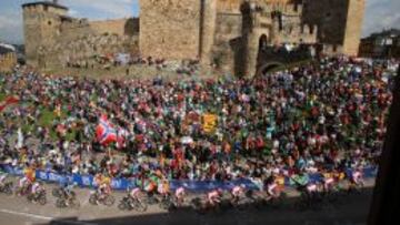 El pelot&oacute;n circula ante el castillo templario de Ponferrada durante el Mundial 2014.
 