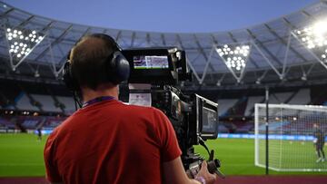 Un c&aacute;mara de televisi&oacute;n en el partido de la Premier League West Ham-Newcastle el 12 de septiembre de 2020 