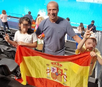 Ricardo Perrone, animando a su hijo Felipe en los recientes Mundiales de Doha, en la misma piscina donde ahora él se ha colgado el oro.