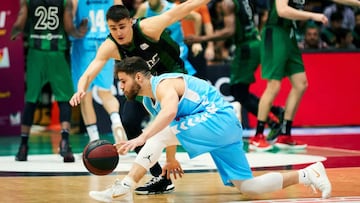 GRAF2726. BARCELONA, 30/03/2019.- El jugador del Breog&aacute;n Christian D&iacute;az (delante) juega una pelota ante Nenad Dimitrijevic, del Joventut, durante el partido de la Liga ACB disputado este s&aacute;bado en el Palau Municipal d&acute;Esports de Badalona. EFE/Alejandro Garc&iacute;a