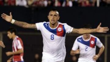 El chileno Arturo Vidal celebra su gol ante Paraguay.