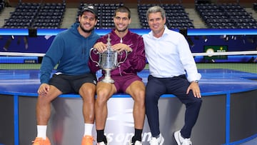NEW YORK, NEW YORK - SEPTEMBER 07: Carlos Alcaraz of Spain poses with his trophy with his family after defeating Jannik Sinner of Italy during their Men's Singles Final match on Day Fifteen of the 2025 US Open at USTA Billie Jean King National Tennis Center on September 07, 2025 in New York City. Clive Brunskill/Getty Images/AFP (Photo by CLIVE BRUNSKILL / GETTY IMAGES NORTH AMERICA / Getty Images via AFP)
