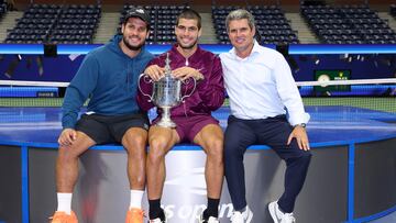 Carlos Alcaraz posa con su padre, Carlos (D) y su hermano, Álvaro, después de ganar el US Open.