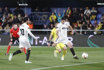 0-1. Gonçalo Guedes marcó el primer gol tras despejar el portero Andrés Fernández el penalti lanzado por Dani Parejo.