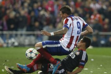 El defensa brasileño del Bayern Leverkusen Wendell lucha un balón corta el ataque del delantero croata del Atlético de Madrid Mario Mandzukic.