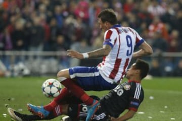 El defensa brasileño del Bayern Leverkusen Wendell  lucha un balón corta el ataque del delantero croata del Atlético de Madrid Mario Mandzukic.