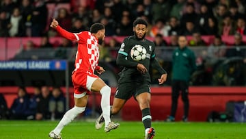 GIRONA, 10/12/2024.- El jugador del Liverpool Joseph Gomez (izda) disputa el balón con el jugador del Girona FC Arnaut Danjuma, durante el partido de Liga de Campeones disputado entre el Girona y el Liverpool, este martes en el estadio de Montilivi. EFE/Siu Wu