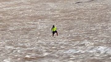 Montañero en el Aneto el 31 de julio del 2024 sin crampones ni casco y en pantalón corto.