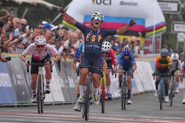 La española Paula Ostiz Taco celebra su victoria en la prueba júnior femenina de ciclismo en ruta, en el Campeonato Mundial de Ciclismo de Ruta en Kigali, Ruanda.