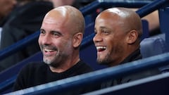 Pep Guardiola y Vincent Kompany, sentados en el banquillo.