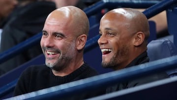 Pep Guardiola y Vincent Kompany, sentados en el banquillo.