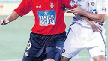 <b>SIN FORTUNA. </b>Maxi López no pudo en ningún momento con la defensa interista.