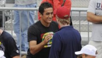 <b>BUEN ROLLO. </b>Almagro saluda al capitán Jim Courier.