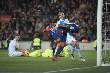 4-0. Jordi Alba remató al palo y en el rechace Paulinho marcó el cuarto gol en el área pequeña.