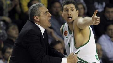 El entrenador del Panathinaikos, Argidis Pedoulakis, da indicaciones a Dimitris Diamantidis, durante el primer partido de cuartos con el Barcelona.