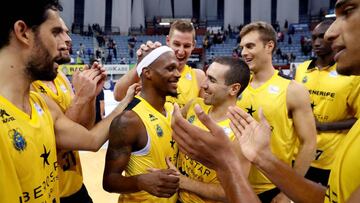 Los jugadores del Iberostar Tenerife celebran la remontada y posterior victoria.