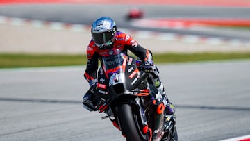GRAFCAT4814. MONTMELÓ (BARCELONA) (ESPAÑA), 24/05/2024.-El piloto español de MotoGP Aleix Espargaró (Aprilia Racing) durante la sesión de tarde de la primera tanda de entrenamientos libres del Gran Premio de Cataluña de Motociclismo que se disputará el próximo domingo 26 de mayo en el Circuito de Barcelona - Cataluña en Montmeló. EFE/ Siu Wu