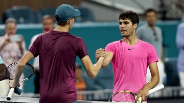 Los tenista Jannik Sinner y Carlos Alcaraz se saludan tras su partido de semifinales en el Masters 1.000 de Miami, el Miami Open.