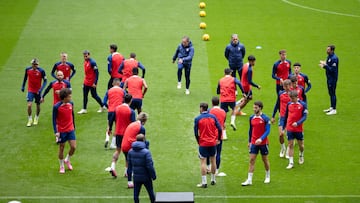 Los jugadores del Atlético se ejercitan en el Cívitas Metropolitano.