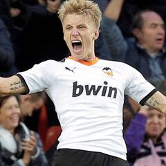 El 1x1 del Valencia: Wass y Gameiro honran a los caídos en el campo