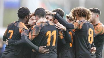 Los jugadores del Valencia celebran el tanto frente al Ajax en la Youth League.