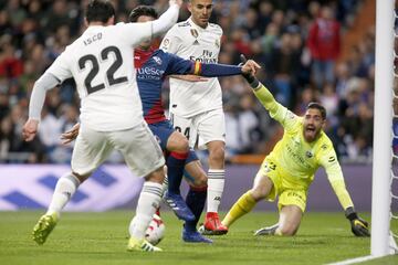 ¡¡ISCO EMPATA EL PARTIDO!! ¡Buena combinación entre Benzema y Brahim que acaba con un remate del francés que desvía el portero, el balón se cae de nuevo a Brahim, centra raso y el balón se pasea despacio por el área pequeña hasta que la empuja el malagueño en el segundo palo!