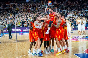 Los jugadores españoles celebran el paso a la final del Eurobasket. Manteo a Rudy Fernández.