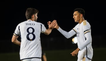 Theo Zidane y Álvaro Rodríguez celebran uno de los goles del Castilla al Intercity.