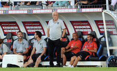 En la temporada 2016-2017 entrenó a las categorías inferiores del Clermont. En septiembre de 2017 tomó los mandos del primer equipo, por lo que lleva 7 temporadas como su entrenador.