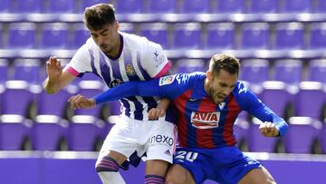 VALLADOLID, SPAIN - OCTOBER 03: Kike Perez of Real Valladolid battles for possession with Rober Correa of Eibar during the La Liga Santader match between Real Valladolid CF and SD Eibar at Estadio Municipal Jose Zorrilla on October 03, 2020 in Valladolid,