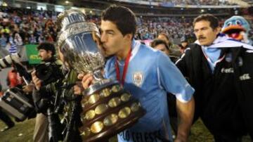 16 años después, Uruguay vuelve a levantar la copa. Luis Suárez es su estrella.