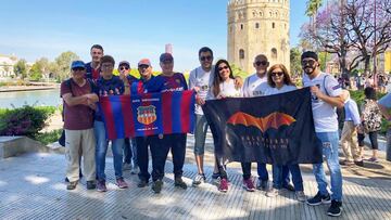 Aficionados del Valencia y el Barcelona posan con sus banderas.