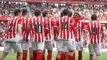 01-01-25. LOS JUGADORES DEL SPORTING CELEBRAN UN GOL EN EL MOLINÓN