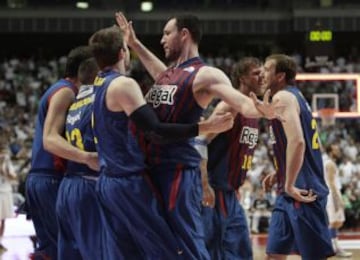 Los jugadores del Barcelona celebran su apretada victoria fuera de casa.