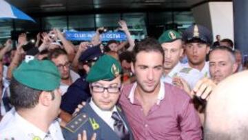 Un grupo de hinchas del Nápoles reciben al delantero argentino Gonzalo Higuaín a su llegada al aeropuerto romano Fiumicino, Italia, el 24 de julio de 2013.