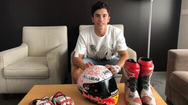 26/08/20 MOTOCICLISMO MOTOGP
ENTREVISTA MARC MARQUEZ POSANDO CON LOS GUANTES BOTAS Y CASCO EN HOMENAJE A LAS VICTIMAS COVID19 CORONAVIRUS CON LOS QUE CORRIO EN EL PRIMERA CARRERA DEL AÑO EN JEREZ
PUBLICADA 27/08/20 NA MA22 5COL