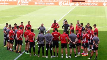 Paco López da instrucciones a sus jugadores en Los Cármenes en la previa del partido ante el Leganés.
