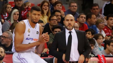 Walter Tavares y Chus Mateo durante el Casademont Zaragoza-Real Madrid de la Liga Endesa.