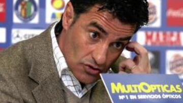 <b>AJUSTES. </b>Míchel da instrucciones a sus jugadores en un partido.