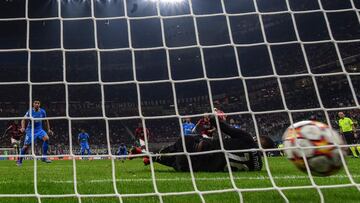 Momento en que Luis Suárez marca el penalti que le dio la victoria al Atlético en San Siro.