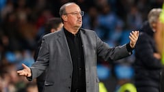 Rafa Benítez, entrenador del Celta, realiza indicaciones durante el partido contra el Betis en Balaídos.