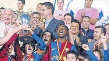 <b>CAMPEONES. </b>Los jugadores del Barcelona celebran su triunfo.